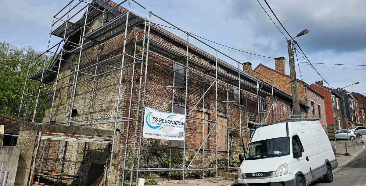 Nouvelle toiture avec isolation à Roux Rénovation à Roux d'une maison .TS Rénovation est responsable des travaux, incluant la pose d'une nouvelle toiture et l'isolation.