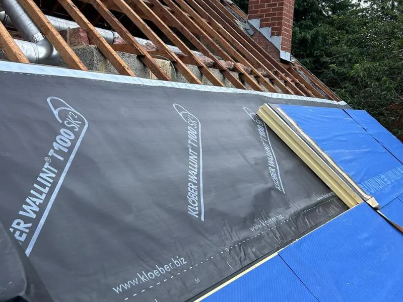 Pose de panneaux d'isolation en sarking avec du PIR sur la toiture. L'isolation par l'extérieur est réalisée avant la pose de la nouvelle couverture de toit et des panneaux solaires, permettant d'améliorer l'efficacité énergétique et de bénéficier des primes énergie.