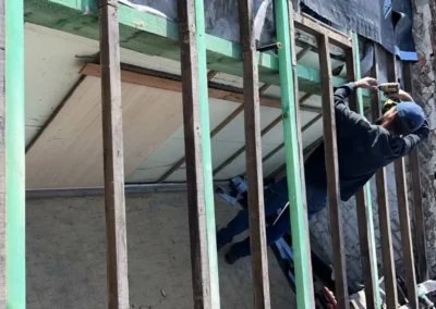 Notre couvreur est en train de doubler les chevrons vétustes d'une charpente. Cette opération est nécessaire pour garantir une meilleure solidité de la structure avant l'installation de la nouvelle toiture.