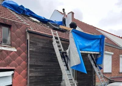 Nos couvreurs sont en train de retirer les tuiles de la toiture pour la rénovation.