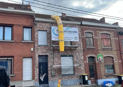 Pour l'évacuation des débris, la goulotte permet de descendre les matériaux directement dans un container, garantissant un chantier propre et sécurisé.
