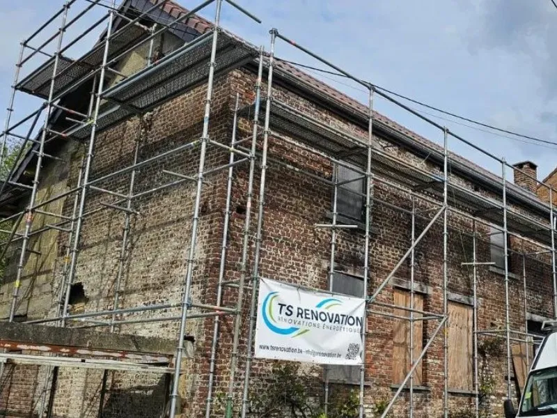 Rénovation d'une maison par TS Rénovation, responsable des travaux, incluant la pose d'une nouvelle toiture et l'isolation.