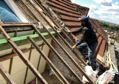 Pose d'une nouvelle panne de toiture, une poutre importante qui soutient les chevrons. Ce renforcement est une étape clé dans la rénovation de la toiture a Jemappes, assurant la stabilité de la charpente.