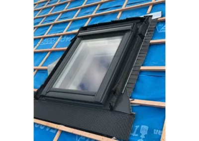 Pose d'un vélux sur une toiture en rénovation à Jemappes