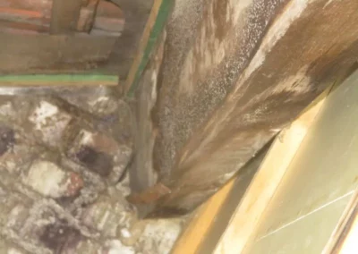 La poutre de toiture est endommagée nécessitant un remplacement dans le cadre de la rénovation de la toiture.