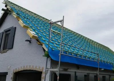Toiture en cours de rénovation avec l'installation de l'isolation sarking et la pose des lattes et contre-lattes préparant la toiture pour la couverture finale.