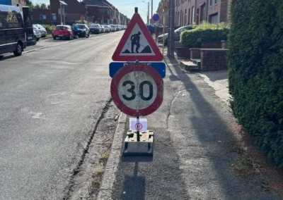 Panneau de signalisation de chantier installé sur la rue avertit les conducteurs de travaux en cours.