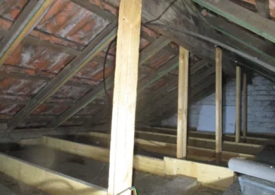 Support de panne de charpente pour la toiture. Le support est essentiel pour maintenir les chevrons et assurer la solidité de la structure de la toiture rénovée.
