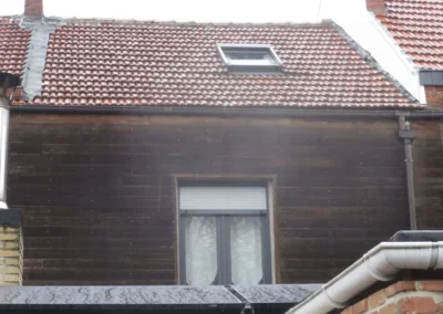 Maison près de Mons, nécessitant une rénovation de toiture. La couverture en tuiles doit être remplacée tandis que la charpente sera partiellement conservée pour minimiser les coûts.