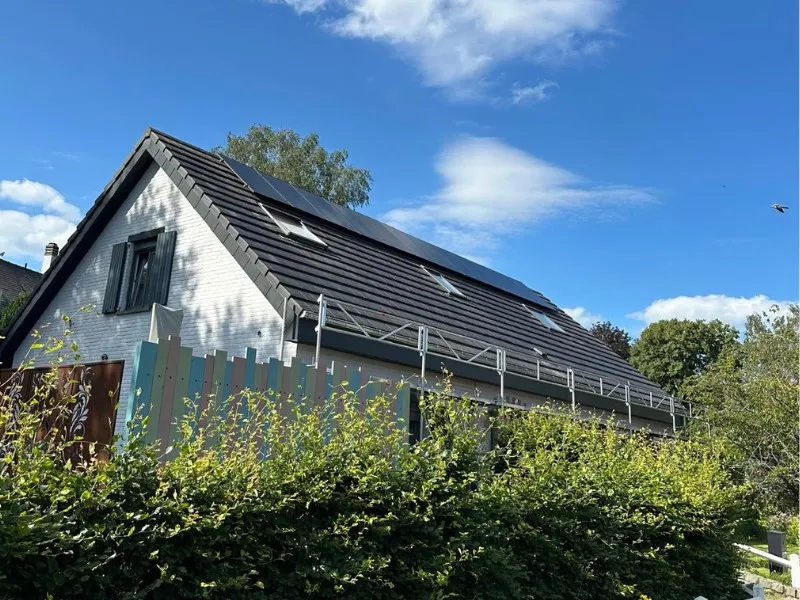 Nouvelle toiture inclinée en tuile réalisée par couvreur dans la région de charleroi avec pose de panneau solaire.