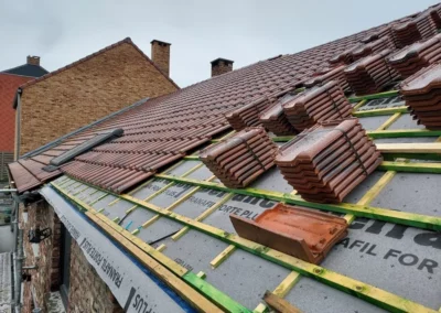 Pose des tuiles sur la toiture en pente
