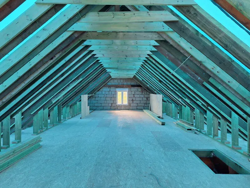 Travaux d'appropriation de la charpente en bois rénovée sur combles grenier pour pose d'une isolation