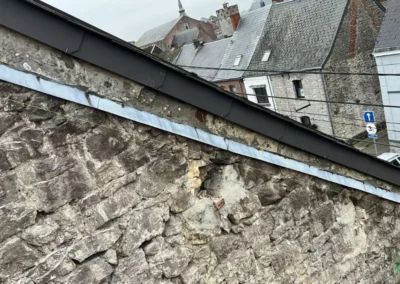 Nous utilisons une ficelle pour l'alignement des autres pannes de toitures avec la panne faîtière pour respecter la pente du toit.