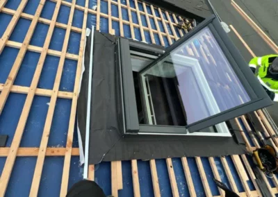 Installation d'une goulotte métallique juste au-dessus de la structure du Velux afin de recueillir l'eau de pluie qui pourrait s'infiltrer accidentellement.