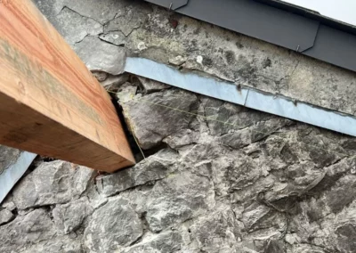 La panne faîtière est solidement ancrée dans le mur en pierre.