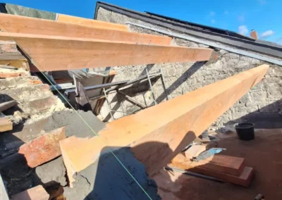 Les autres pannes de toiture ont été installées et scellées.