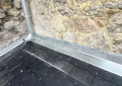 Installation d'un profil en Z en acier inoxydable pour une étanchéité irréprochable.