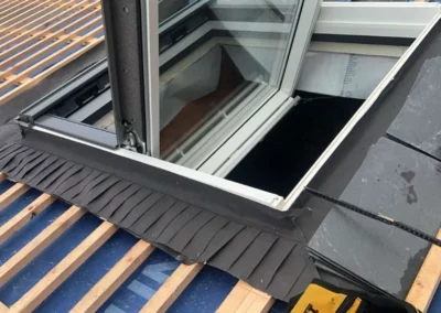 Détails des jonctions étanches du Velux avec la toiture.