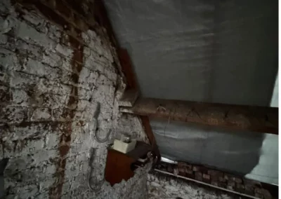 Pose d'une bâche de protection pour ne pas que la pluie rentre dans la maison.