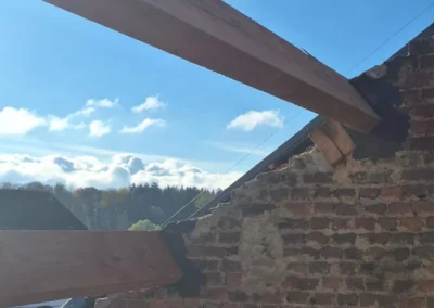 Nous remplaçons la charpente avec la pose de nouvelles pannes de toiture.