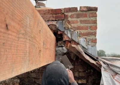 La panne faîtière est fortement scellée dans le mur.