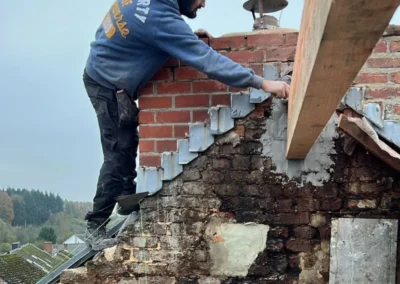 La panne faîtière est maintenant bien ancrée dans le mur.