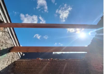 État d'avancement du remplacement de la charpente. Les pannes de toitures sont installées.