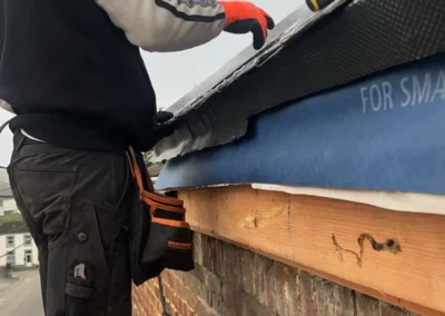 Installation de la planche de rive pour y accrocher la gouttière.