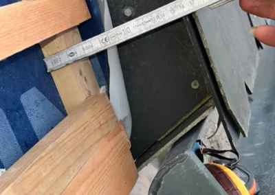 Nous prenons soin de vérifier que la couverture de toiture en ardoise ne dépassera pas la hauteur du toit voisin.