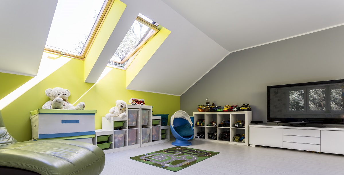 Aménagement des combles ou du grenier en pièce de vie aménagement du grenier ou des combles en une chambre ou un bureau lumineux