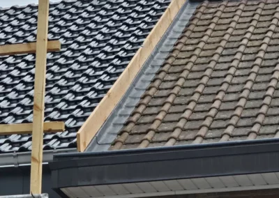 Détail de jonction avec la toiture du voisin car rehausse obligatoire